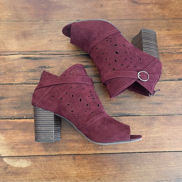 SO wine Ankle Boots with Chunky Heel and Perforated Details - Picture 1 of 6